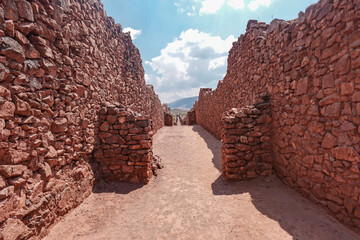 Zona arqueológica de Pikillacta en Cusco, Perú, un lugar hecho con grandes rocas en los Andes y que era una fortaleza militar