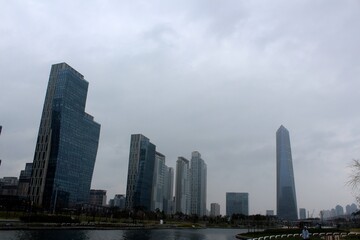 Obraz premium Seoul – April 17, 2016: Songdo Central Park is a public park in the Songdo district of Incheon, South Korea. The park is the centerpiece of Songdo IBD's green space plan, inspired by New York City's 