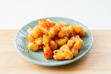甘辛しょうゆに絡めた大豆の唐揚げ