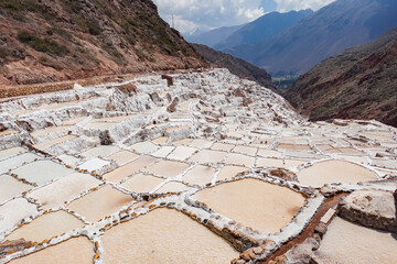 Panorama de la Salinera de Maras en Cusco, Perú, un destino donde se produce la sal