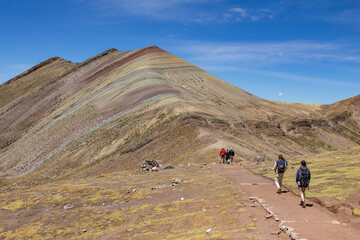 Turistas caminando hacia la Montaña de 7 colores o Rainbow Mountain en Cusco, Perú en el pueblo...