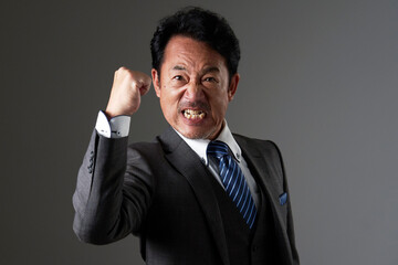 怒る中年のビジネスマン　黒背景