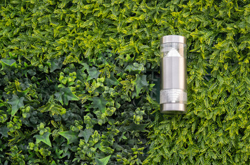 Lámpara de jardín con muro verde artificial verde - obrazy, fototapety, plakaty
