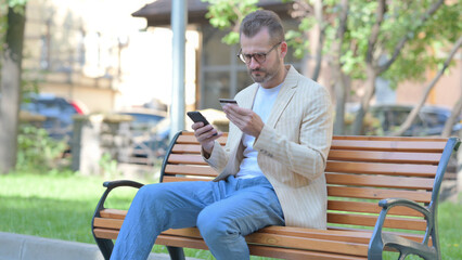 Middle Aged Man Upset by Online Payment Failure Outdoor - obrazy, fototapety, plakaty