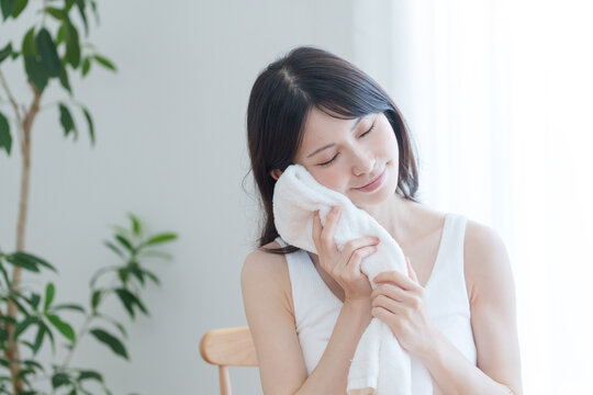 タオルで汗を拭く女性