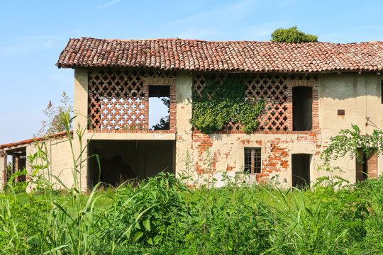 Farmhouse ancient old Po Valley agriculture natural nature panorama