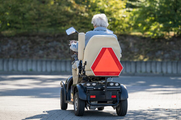 Ein elektrischer Rollstuhl erhöht für viele ältere Menschen ihre Mobilität