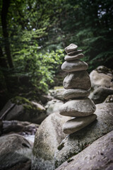 Cairns au bord de la rivière 