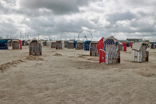 Verlassene Strandk&ouml;rbe im nieders&auml;chsichen Bensersiel bei schlechtem Wetter