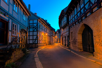Fototapeta na wymiar Gasse in der blauen Stunde, Goslar, Harz, Niedersachsen, Deutschland