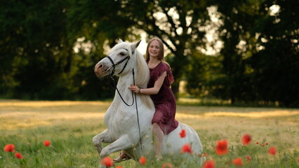 Junges Mädchen mit ihrem Pony im Kornfeld