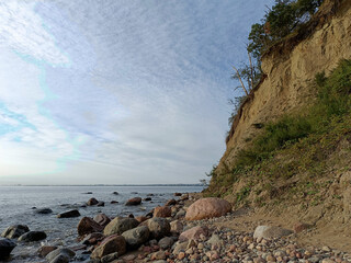 widok na morze krajobraz przyroda kamienie brzeg niebo chmury lato woda fale