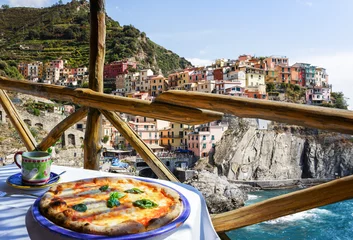 Deurstickers Pizza place in Riomaggiore, Italy © elvirkin