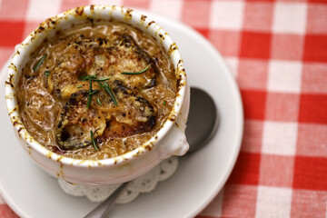 French Onion Soup (Soupe à l'Oignon Gratinée) 