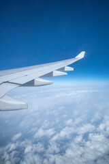 Fototapeta premium 飛行機から見た雲と碧い空