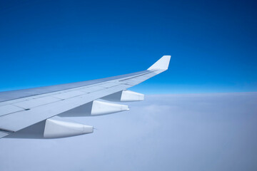 Fototapeta premium 飛行機から見た翼と雲と青空