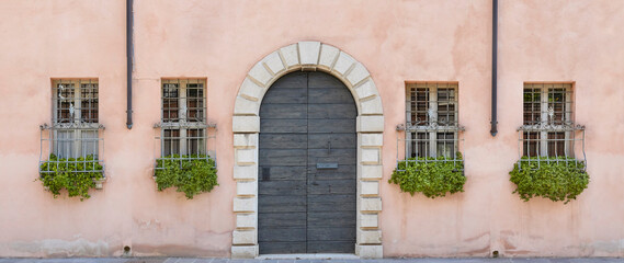 Fototapeta na wymiar Beautifully decorated house facade in Tuscany, Italy.