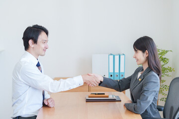 Fototapeta premium 握手する依頼人と女性弁護士