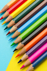 画用紙の上に置かれた色鉛筆