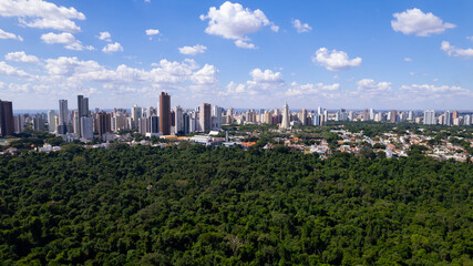 Obraz premium Maringá, vista aérea da cidade de maringá, paraná, brasil. Catedral de Maringá, Parque do Ingá.