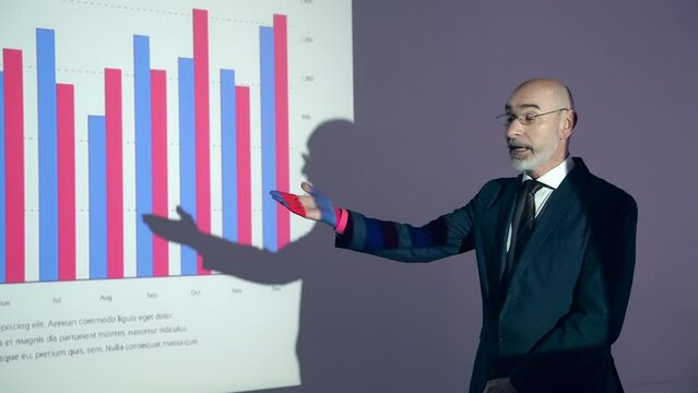 プレゼンテーションする外国人男性
