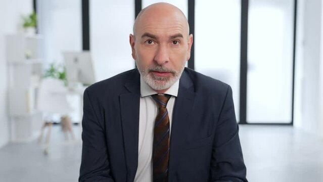 カメラ目線で会話する外国人男性　ビデオ通話