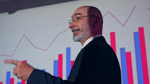プレゼンテーションする外国人男性