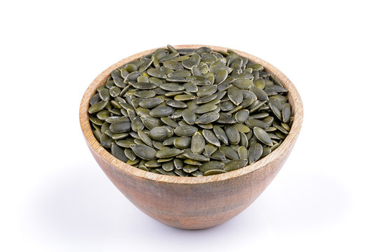 pestki dyni w  drewnianej misce