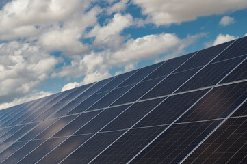 Obraz premium Large solar panels in an open field during sunny summer day