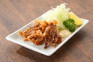 テーブルのイカゲソ揚げ