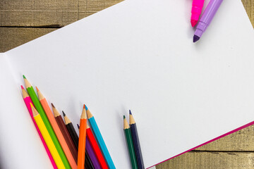 Obraz premium Top view of color pencils with space for text