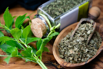 Blätter vom Liebstöckel Levisticum officinale frisch und getrocknet