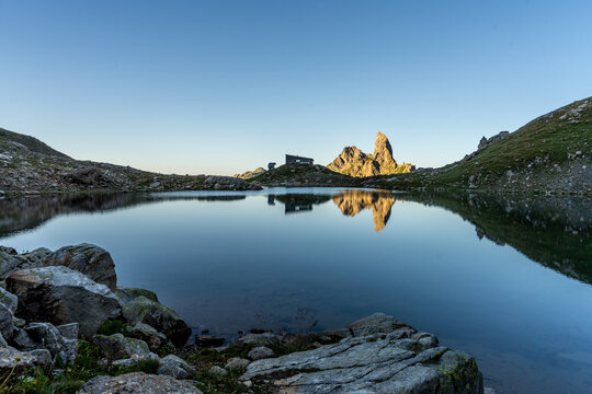 Lac de Presset, refuge et Pierra Menta au lever du soleil - randonn&eacute;e montagne