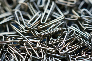 Exquisite Macro Photography Unveils the Intricate Unity of Interlocking Paperclips, Showcasing Astonishing Detail and Precision