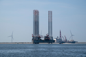 Fototapeta premium oil rig in the harbour od rotterdam