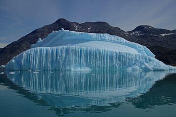 Eisberg spiegelt sich an der Wasseroberfläche