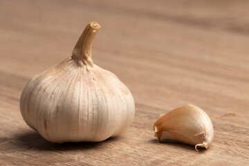 ajo, raíz es bulbosa, compuesta por bulbillos