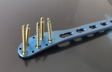 Surgical plates and instruments for osteosynthesis of bone fractures	
