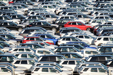 Zahlreiche fabrikneue Autos im Hafen der südenglischen Stadt Southampton warten auf ihren...