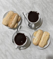 Chocolate a la taza con bizcochos.