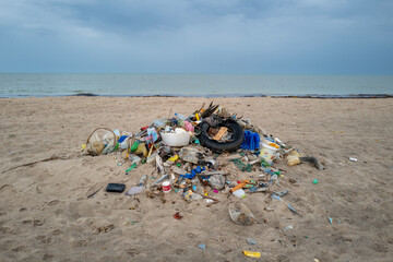 une plage africaine pollu&eacute;e par des d&eacute;chets plastiques au S&eacute;n&eacute;gal 