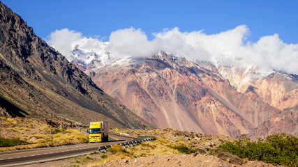 Vemos hermoso camino a chile , camión amarillo de transporte cruzando y transportando desde Chile...