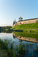 Obraz premium Pskov, Russia, September 11, 2023. The Velikaya River and the walls of the ancient Kremlin.