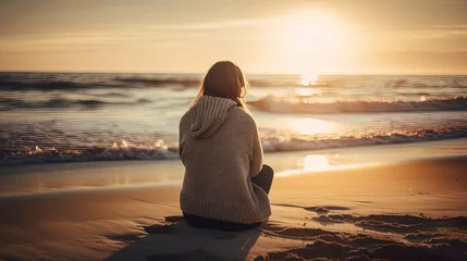 Crédence en verre imprimé Coucher de soleil sur la plage Profile of a woman silhouette watching sun on the beach at sunset