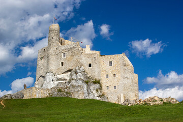 Fototapeta na wymiar Ruins of medieval castle Mirow - Eagle's Nest Trail in Bobolice, Poland