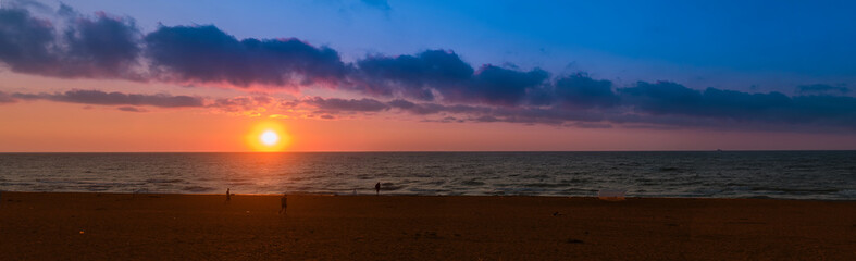 Dawn over the sea, the sky is painted in mauve color.