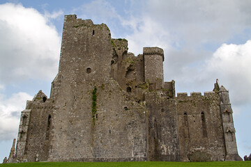 Fototapeta na wymiar Big, impressive castle on the Rock of Cashel in Ireland