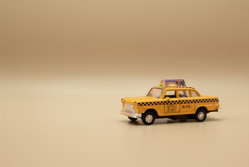Taxi amarillo de juguete
