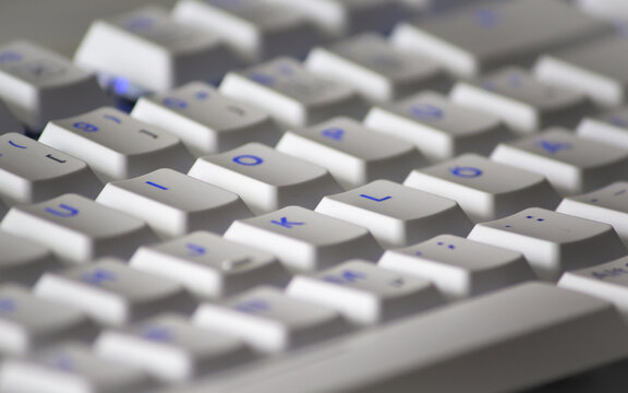 Teclado blanco con teclas iluminadas en azul