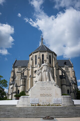 Fototapeta na wymiar War memorial and church of Saint Martin in the French city of Pau